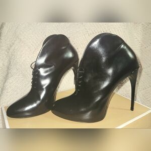 GUCCI SMOOTH BLACK  PATENT LEATHER STILETTO ANKLE BOOTS, 40.5